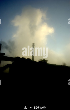 Una stazione di alimentazione nella nebbia Foto Stock