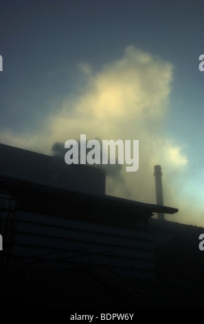 Una stazione di alimentazione nella nebbia Foto Stock