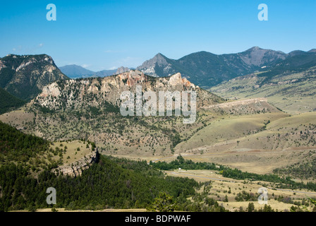 Vista sulle montagne e valli lungo Chief Joseph Scenic Byway in Wyoming. Foto Stock