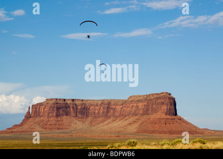 Una coppia di powered piloti di parapendio in volo su Monument Valley Foto Stock