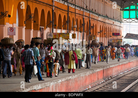 I passeggeri in attesa su piattaforma nella stazione ferroviaria di Sealdah a Calcutta India Foto Stock