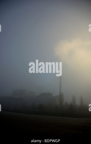 Una stazione di alimentazione nella nebbia Foto Stock