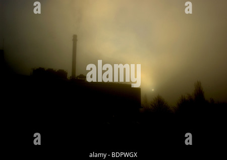 Una stazione di alimentazione nella nebbia Foto Stock