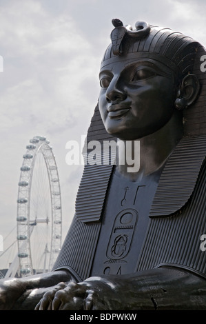 Sphinx e London Eye, Embankment Foto Stock