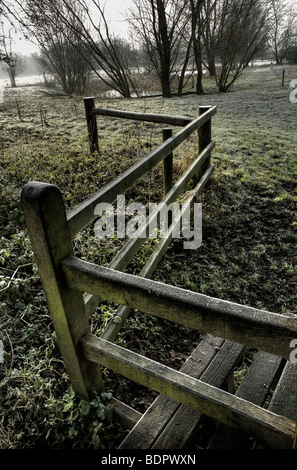 Un storto recinzione e stile di Thornham passeggiate in Suffolk Foto Stock