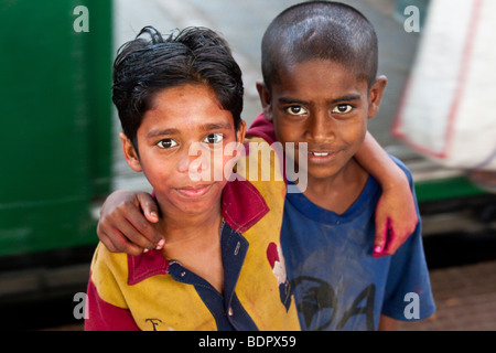 Senzatetto ragazzi di accattonaggio presso la stazione ferroviaria di Sealdah a Calcutta India Foto Stock