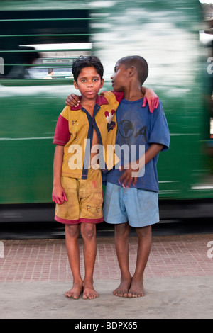 Senzatetto ragazzi di accattonaggio presso la stazione ferroviaria di Sealdah a Calcutta India Foto Stock