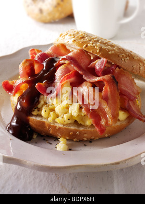 Croccante di pancetta e uova strapazzate su un bagel con Salsa Bruna Foto Stock