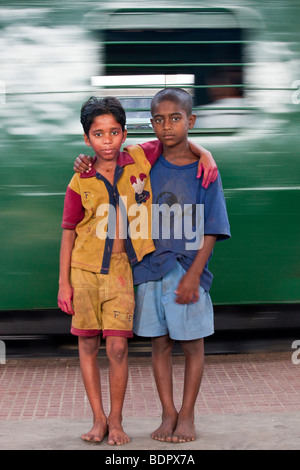 Senzatetto ragazzi di accattonaggio presso la stazione ferroviaria di Sealdah a Calcutta India Foto Stock