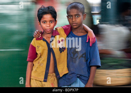 Senzatetto ragazzi di accattonaggio presso la stazione ferroviaria di Sealdah a Calcutta India Foto Stock