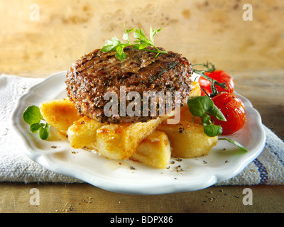 Pepati hamburger di manzo con patatine Foto Stock