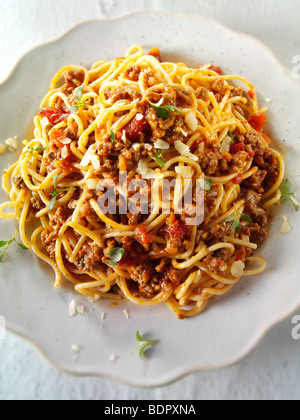 Carni cotte placcato e spaghetti alla bolognese sugo di ragù su un tavolo, un suggerimento Foto Stock