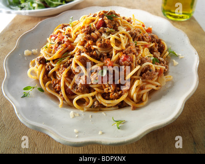 Carni cotte placcato e spaghetti alla bolognese sugo di ragù su un tavolo, un suggerimento Foto Stock