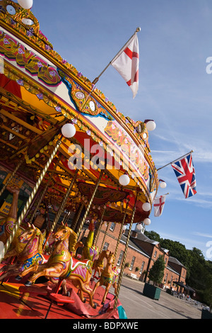 Regno Unito, Inghilterra, Cheshire, Knutsford, Tatton Hall, tradizionale alimentato a vapore Merry Go Round nel blocco stabile cortile Foto Stock