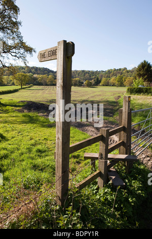 Regno Unito, Inghilterra, Cheshire, Alderley Edge, sentiero pubblico segno in stile a bordo Foto Stock