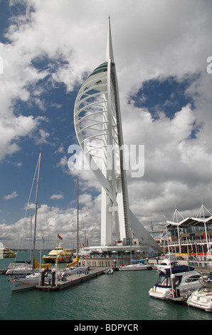 La splendida Spinnaker Tower si eleva al di sopra del Solent e il porto di Portsmouth, Hampshire, Regno Unito. Foto Stock