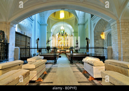 Spagna, San Giacomo modo: Tombe e navata della chiesa nel monastero Real Monasterio de San Zoilo in carrion de los Condes Foto Stock