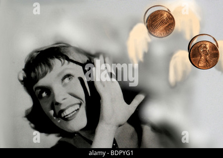 Donna sorridente stessa di schermatura da battenti delle monete in euro Foto Stock