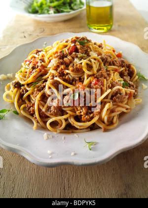 Carni cotte placcato e spaghetti alla bolognese sugo di ragù su un tavolo, un suggerimento Foto Stock