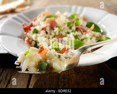 Classico risotto con piselli freschi, pancetta e le foglie di menta. Foto Stock
