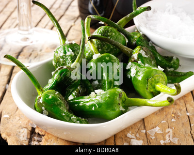 Tutto griddled Padron peperoni snack con sale marino Foto Stock