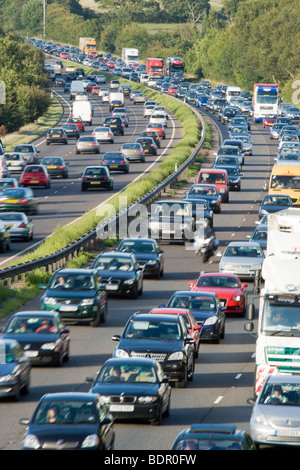 Il traffico su strada a doppia carreggiata. A3, Surrey, Regno Unito Foto Stock