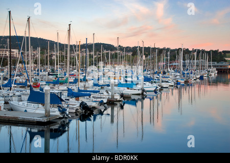 Barche a vela nel porto. Fishermans Wharf. Baia di Monterey in California Foto Stock