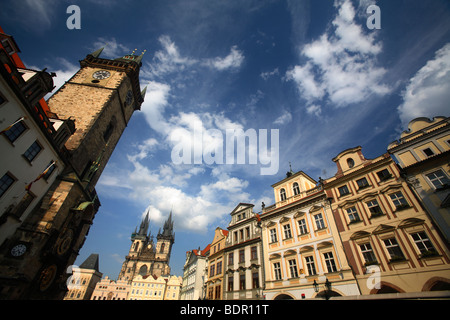 Piazza Vecchia e l'Orologio Astronomico Torre, Praga, CZ Foto Stock