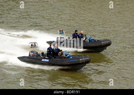 Pattuglia di polizia la senna in barche a motore, Parigi, Francia Foto Stock