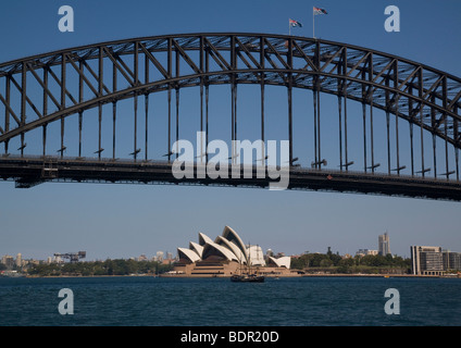 Australia, NSW, Sydney, vista l'Harbour Bridge e Opera House Foto Stock