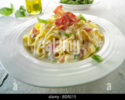 Tagliatelli pasta con salsa di cabonara Foto Stock