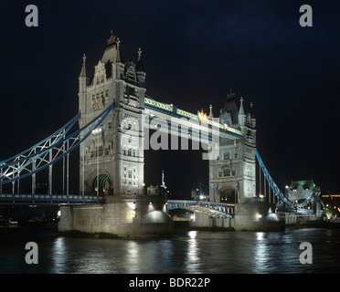 Gran Bretagna, Londra, Vista notte del Tower Bridge Foto Stock