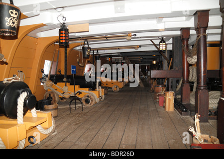 Una vista interna di 32 pound pistole in posizione sulla parte inferiore del pianale della pistola a bordo HMS Victory, Portsmouth Historic Dockyard, UK. Foto Stock