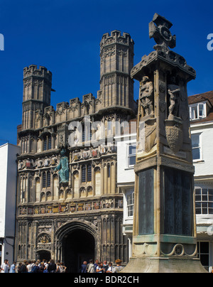 Gran Bretagna, Inghilterra, Kent, Caterbury, la vista della Chiesa di Cristo porta alla Cattedrale di Canterbury con il memoriale di guerra sul mercato del burro Foto Stock