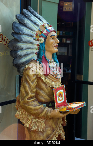 Indiano in legno al di fuori del negozio di sigari Foto Stock