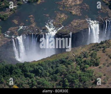 Zimbabwe Victoria Falls, vista aerea del fiume Zambesi e le Cascate Vittoria Foto Stock