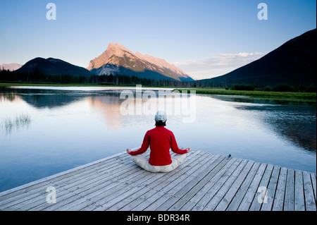 Tramonto su Mount Rundle e vermiglio laghi a Banff, il Parco Nazionale di Banff, Alberta, Canada Foto Stock