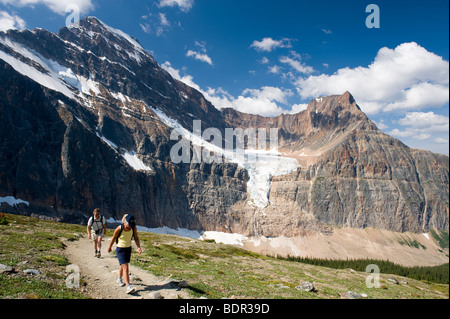 Gli escursionisti sui Prati di Cavell Trail con il Monte Edith Cavell e l'Angel Glacier, Jasper National Park, Alberta, Canada Foto Stock