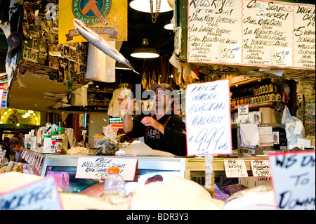 Pescivendolo tossing pesce al Mercato di Pike Place, Seattle, Washington, Stati Uniti d'America Foto Stock