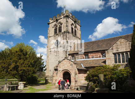 Regno Unito, Inghilterra, Cheshire, Nether Alderley, Chiesa di Santa Maria, parrocchiani che arrivano per un servizio Foto Stock