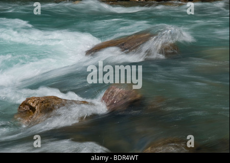 Il Fiume Bow tumbling sulle rocce al Lago Louise, Alberta, Canada Foto Stock