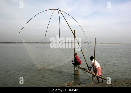 I pescatori con reti su un banco di sabbia sul fiume Brahmaputra, Assam, India Foto Stock