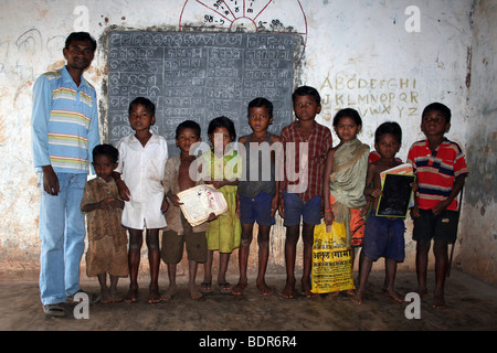 Gli allievi con il loro insegnante in Aula di una tipica rurale Scuola Orissan, India Foto Stock