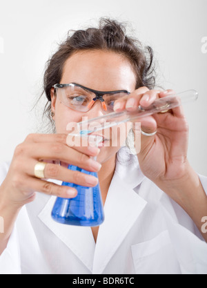 Donna ispanica scienziato in laboratorio con pallone Foto Stock