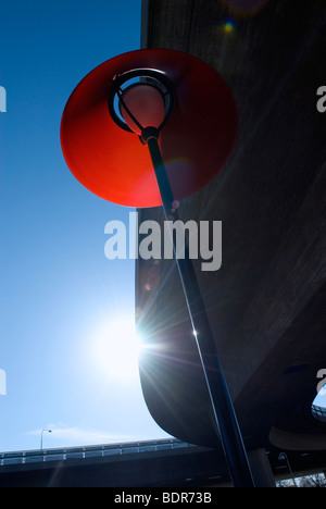 Un Rosso lampada da esterni da un viadotto di Stoccolma in Svezia. Foto Stock