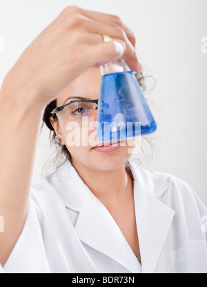 Donna ispanica scienziato in laboratorio con pallone Foto Stock