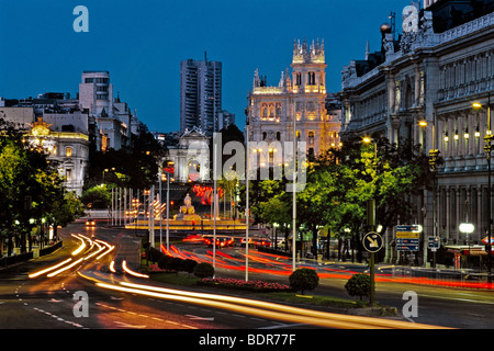 Plaza de Cibeles al crepuscolo con sfocato il semaforo e con fontana Cibeles nella distanza, Madrid, Spagna Foto Stock