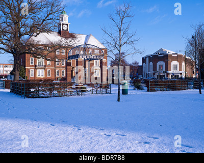 Municipio di neve vista dal Broadway giardini, Letchworth Garden City Foto Stock