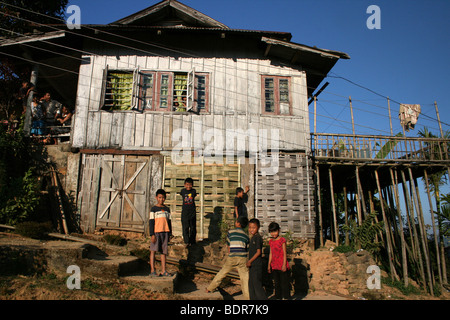 Tipica Casa Stilt nelle zone rurali del Nagaland Village, India Foto Stock