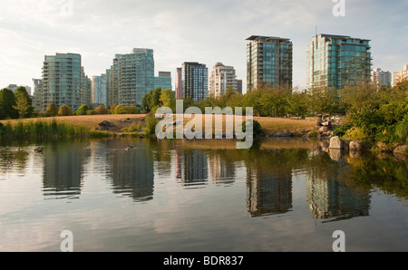 Vista di edifici in Vancouver di West End, si vede attraverso stagno vicino ingresso al Parco di Stanley Foto Stock